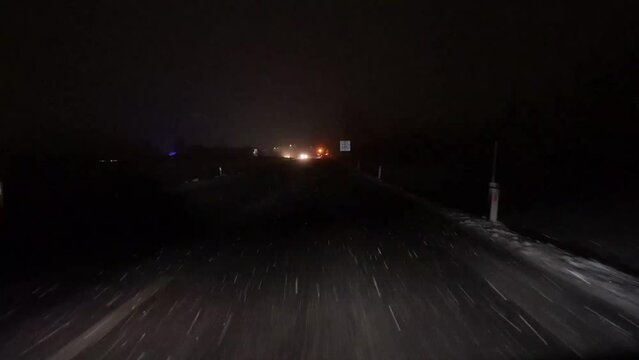Winterdienstfahrzeug verteilt Streusalz