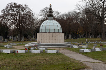 Obraz premium Wiener Zentralfriedhof: Buddhistischer Friedhof mit Stupa