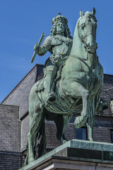 Obraz premium Jan Wellem equestrian monument (1711) in front of Dusseldorf Town Hall (Altes Rathaus) at the Market square. Monument shows Jan Wellem dressed in full armor. DUSSELDORF, GERMANY.