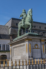 Obraz premium Jan Wellem equestrian monument (1711) in front of Dusseldorf Town Hall (Altes Rathaus) at the Market square. Monument shows Jan Wellem dressed in full armor. DUSSELDORF, GERMANY.