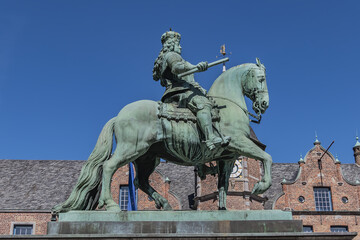 Obraz premium Jan Wellem equestrian monument (1711) in front of Dusseldorf Town Hall (Altes Rathaus) at the Market square. Monument shows Jan Wellem dressed in full armor. DUSSELDORF, GERMANY.