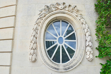 Fototapeta na wymiar French architecture with round window