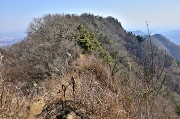 丹沢の仏果山　仏果山～経ヶ岳縦走コースの登山道
丹沢　仏果山より手前が八州ヶ峰、右奥が熊古谷山
