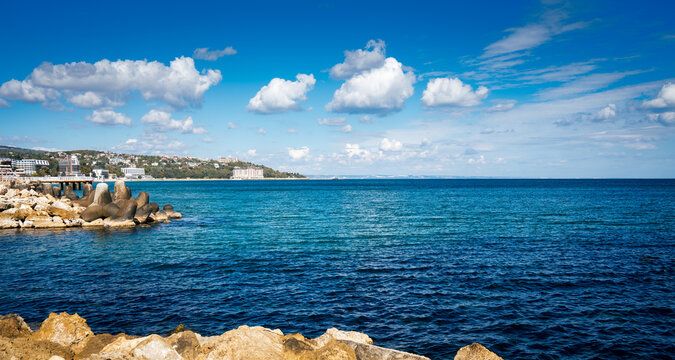 Blick auf K&uuml;ste von Varna, Bulgarien im Sommer mit blauem Himmel und Meer