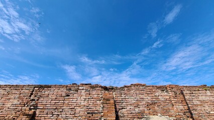 レンガの古い壁と青空
