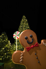 Vida nocturna con árboles y decoraciones navideñas
