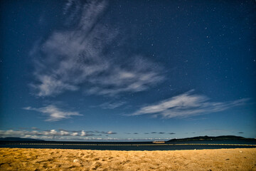砂場から見える雲と星空