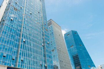Obraz premium Modern office buildings under blue sky