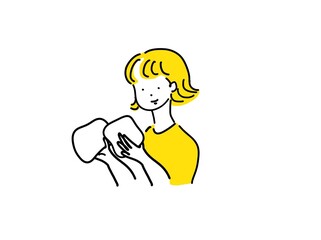 商品を手に笑顔の女性