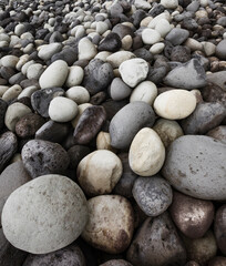 Fototapeta na wymiar Küste mit großen runden Steinen in Rocha da Relva, Insel Sao Miguel, Azoren, Portugal,