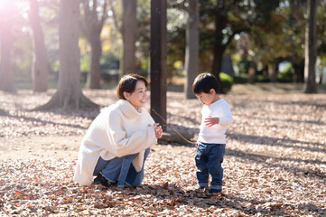 公園で遊ぶ母と子のポートレート　何故か棒が好きな男児