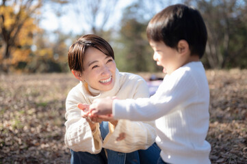 公園で遊ぶ母と子のポートレート