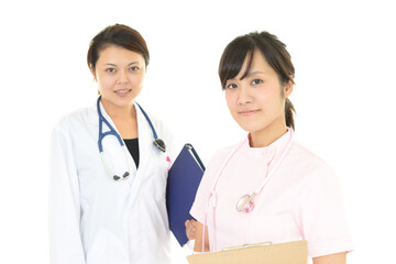 Fototapeta premium 微笑む女医と看護師