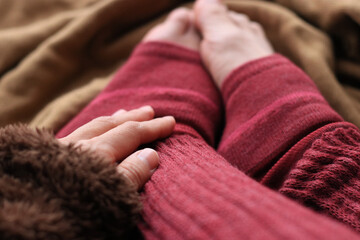 冷え性対策にレッグウォーマーで足を温める女性_温活イメージ