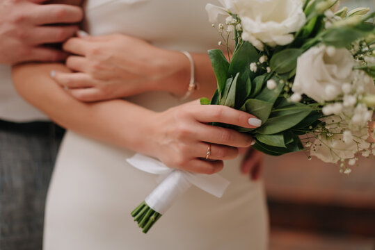 bride holding bouquet