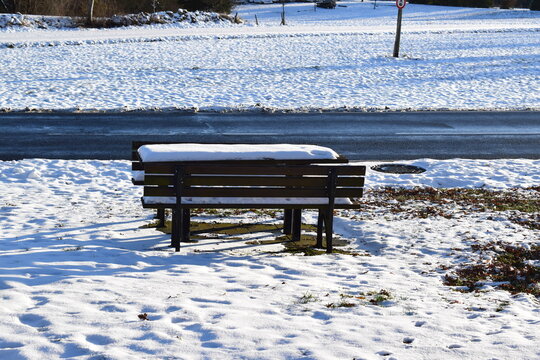 Parkbänke und Tisch im Schnee © Markus Volk