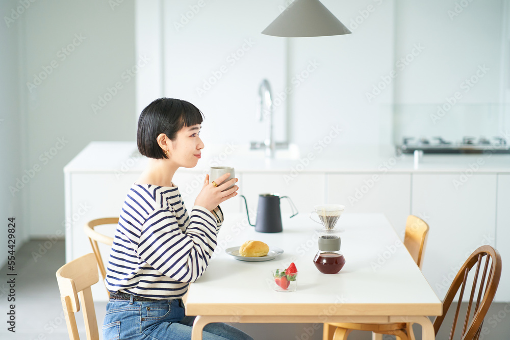 Poster 部屋でコーヒーを飲む若い女性