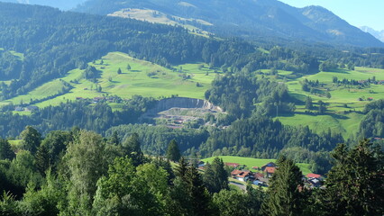 Fototapeta na wymiar Oberallgäu Bayrische Alpen mit Erdrutsch Abbau