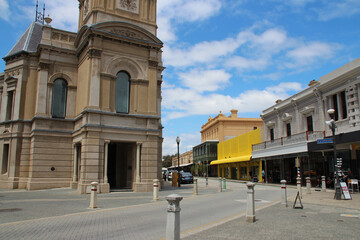 Fototapeta na wymiar town hall, street and old buildings in fremantle (australia)