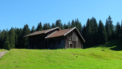 Obraz premium Altes Holzhaus in Oberallgäu Bayrische Alpen