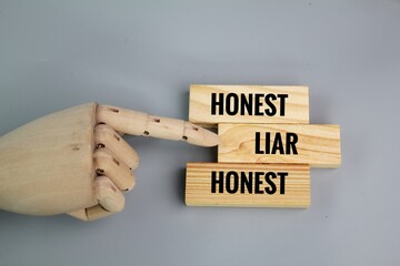 wooden board with the words honest and liar. reject the word liar - obrazy, fototapety, plakaty