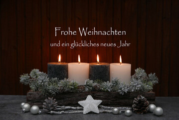 Weihnachtskarte: Brennende Kerzen mit Weihnachtsschmuck vor einem Holzhintergrund. Mit dem Text...