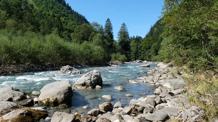 Oberallgäu Bayrische Alpen mit Fluss und Geröll