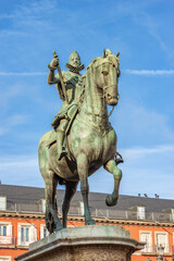 Obraz premium Closeup of the bronze statue of King Philip III on Horseback (Felipe III or Felipe el Piadoso), in Plaza Mayor (main square), Madrid downtown, community of Madrid, Spain, southern Europe.