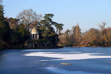 Obraz premium Ice on the Daumesnil lake in Paris city