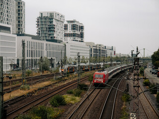 Fototapeta na wymiar trains on the railway arriving in the city 