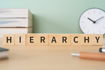 HIERARCHYと書かれたブロックが置かれたデスク
