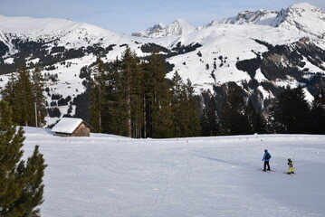 Skier à Lenk dans les Alpes suisses