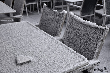 Fototapeta na wymiar Givre sur table et chaise en hiver