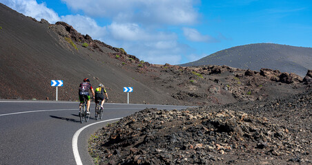 Radfahrer auf einer Landstraße, Vulkanlandschaft, Lanzarote, Kanarische Inseln, Spanien