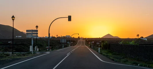 Fotobehang Landstraße bei Sonnenuntergang, Lanzarote, Kanaren, Spanien © spuno
