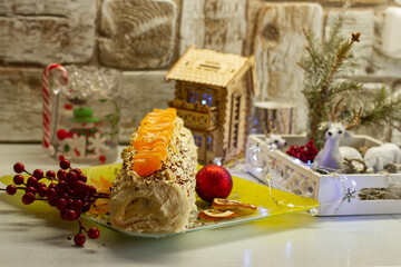 Праздничный мандариновый рулет, очень нежный и воздушный.