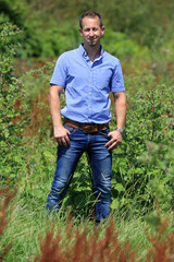 Attraktiver Mann im Park