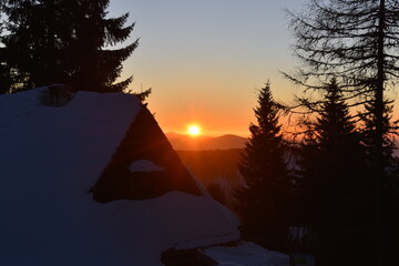 Fototapeta Wschód słońca na Turbaczu, poranek w górach, śnieg, zima, mróz,  obraz