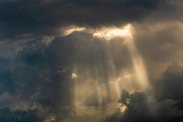 Lumière spectaculaire d'avant l'orage