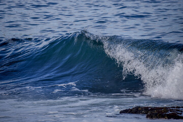 Naklejka premium Wave Curling in the Ocean