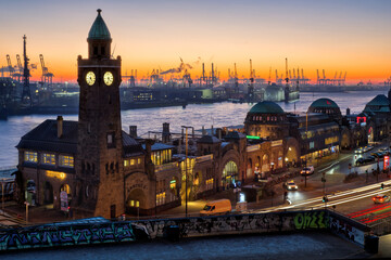 Fototapeta premium Dämmerung im Hafen Hamburg Landungsbrücken