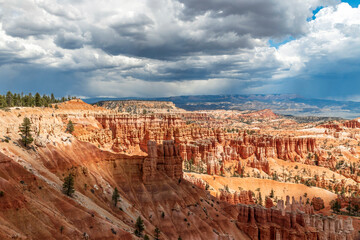 Majestic Amphitheater van Inspiration Point with beautiful clouds and blue sky, Bryce Canyon National Park, Utah, USA