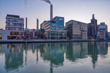 Fototapeta na wymiar Stadthafen und Industriegebäude in Münster