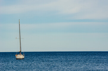 Fototapeta premium Velero con el mar el calma y el cielo azul