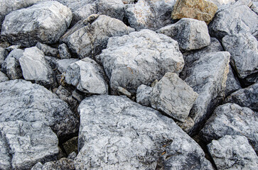 Piedras grises y marrones del rompeolas