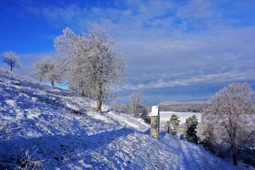 Winterlandschaft auf der Schwäbischen Alb beim Kornbühl; Kreuzweg zur St. Anna-Kapelle