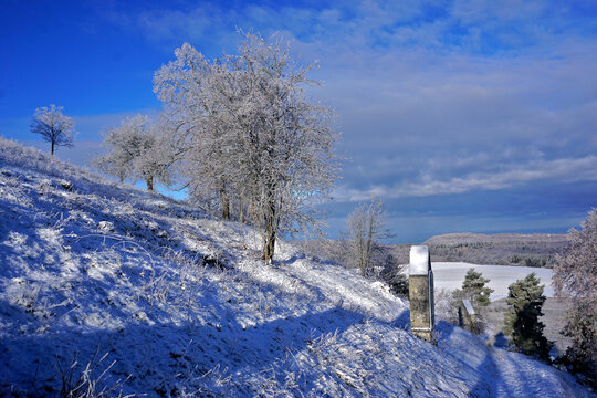 Winterlandschaft auf der Schw&auml;bischen Alb beim Kornb&uuml;hl; Kreuzweg zur St. Anna-Kapelle
