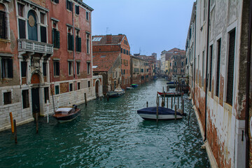 Fototapeta na wymiar Canale di Venezia con marche ormeggiate (Veneto, Italia)