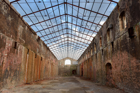 Interior de una nave industrial en ruinas y abandonada.