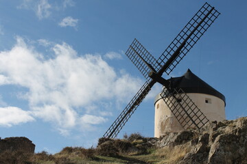 Fototapeta na wymiar old windmill in the countryside of spain, castilla la mancha, the windmills of don quijote of la mancha